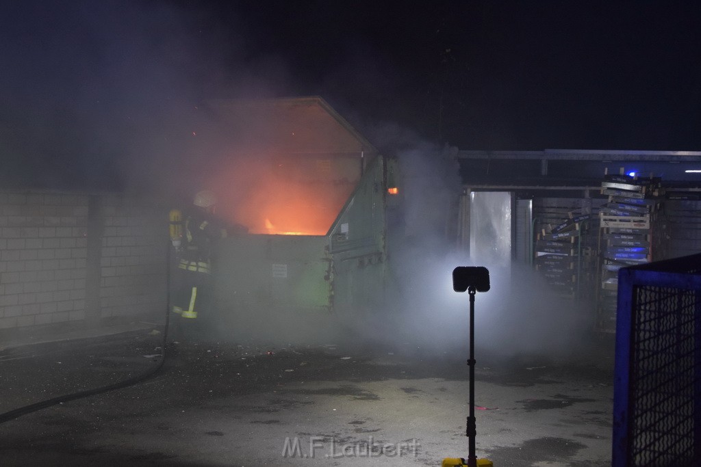 Feuer Papp Presscontainer Koeln Hoehenberg Bochumerstr P078.JPG - Miklos Laubert